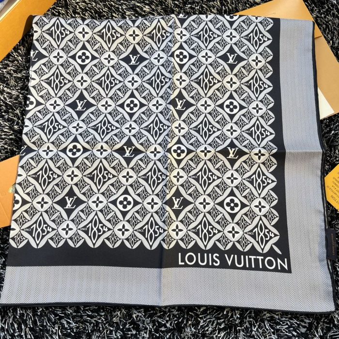 Louis Vuitton Scarf LVS00105